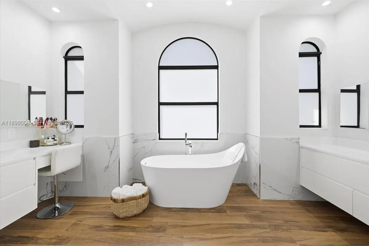 10181 NW 131st St, Hialeah Gardens FL 33018