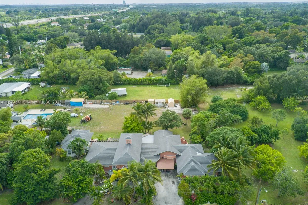 5400 Palm Tree Rd, Plantation FL 33317