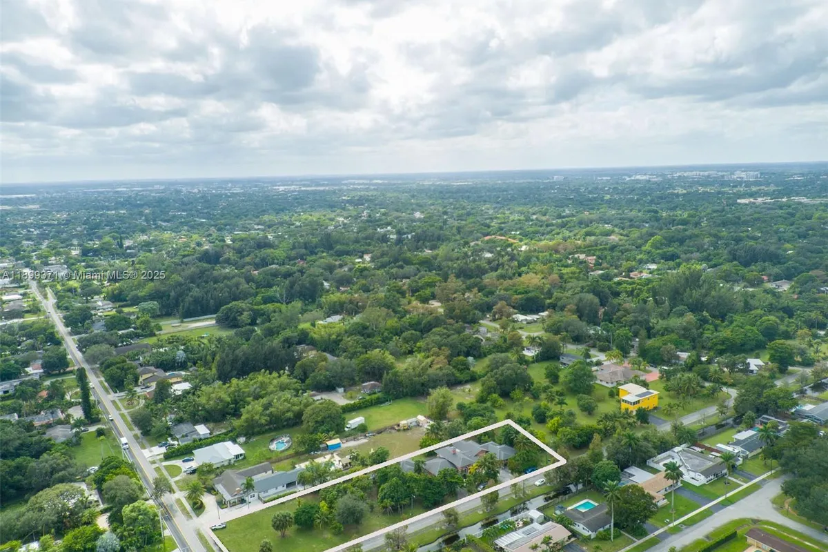 5400 Palm Tree Rd, Plantation FL 33317