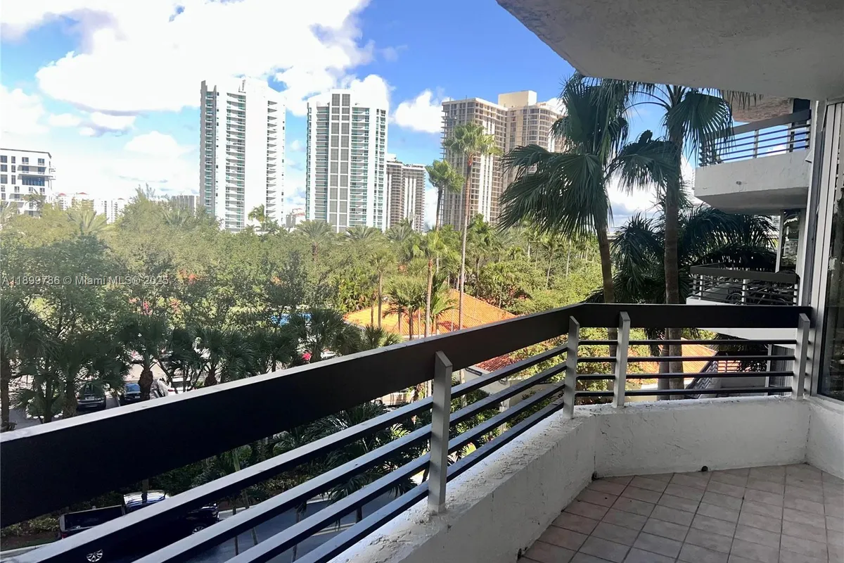 3600 Mystic Pointe Dr # 511, Aventura FL 33180