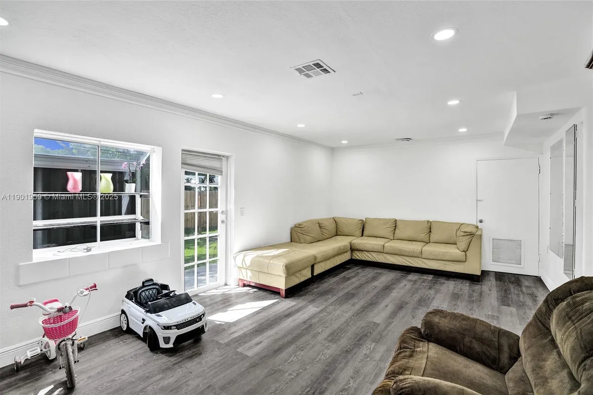 6300 SW 62nd Pl, South Miami FL 33143