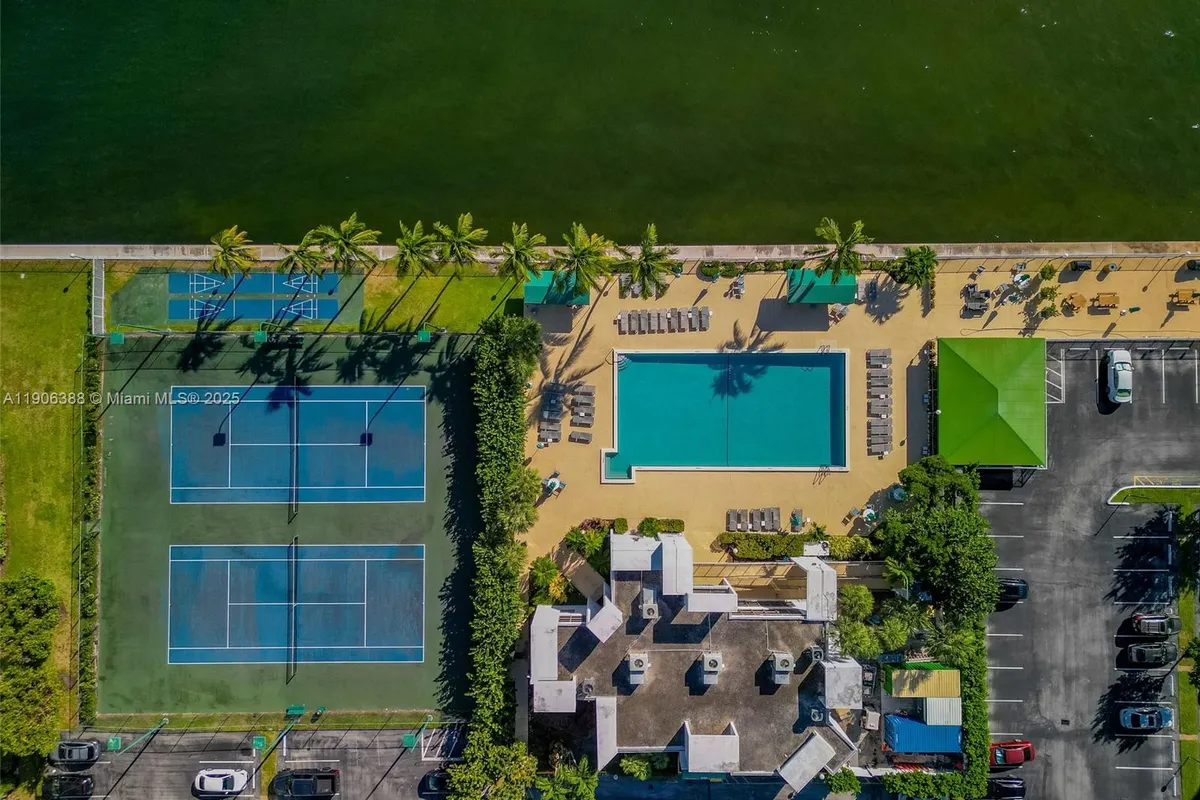 800 Parkview Dr # 302, Hallandale Beach FL 33009