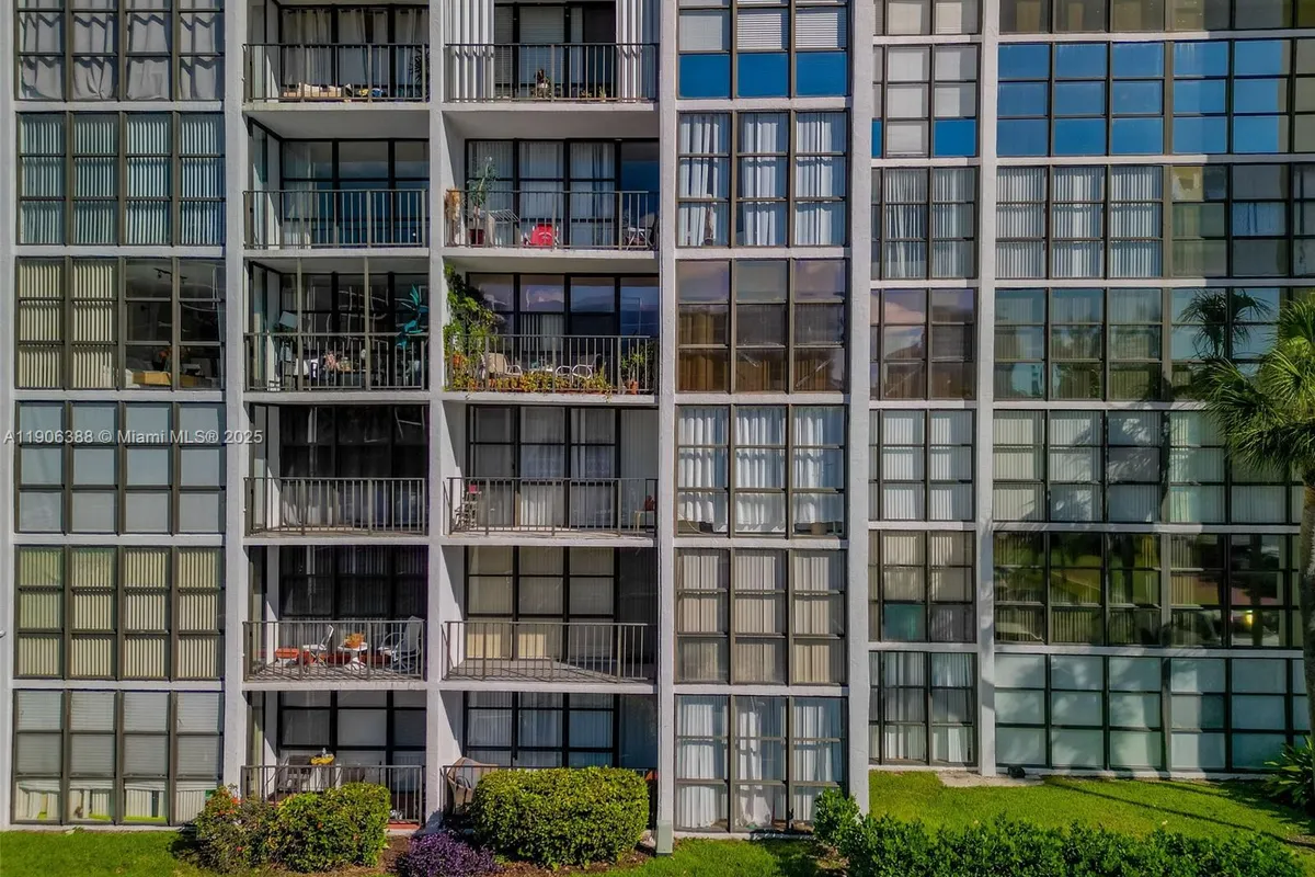 800 Parkview Dr # 302, Hallandale Beach FL 33009