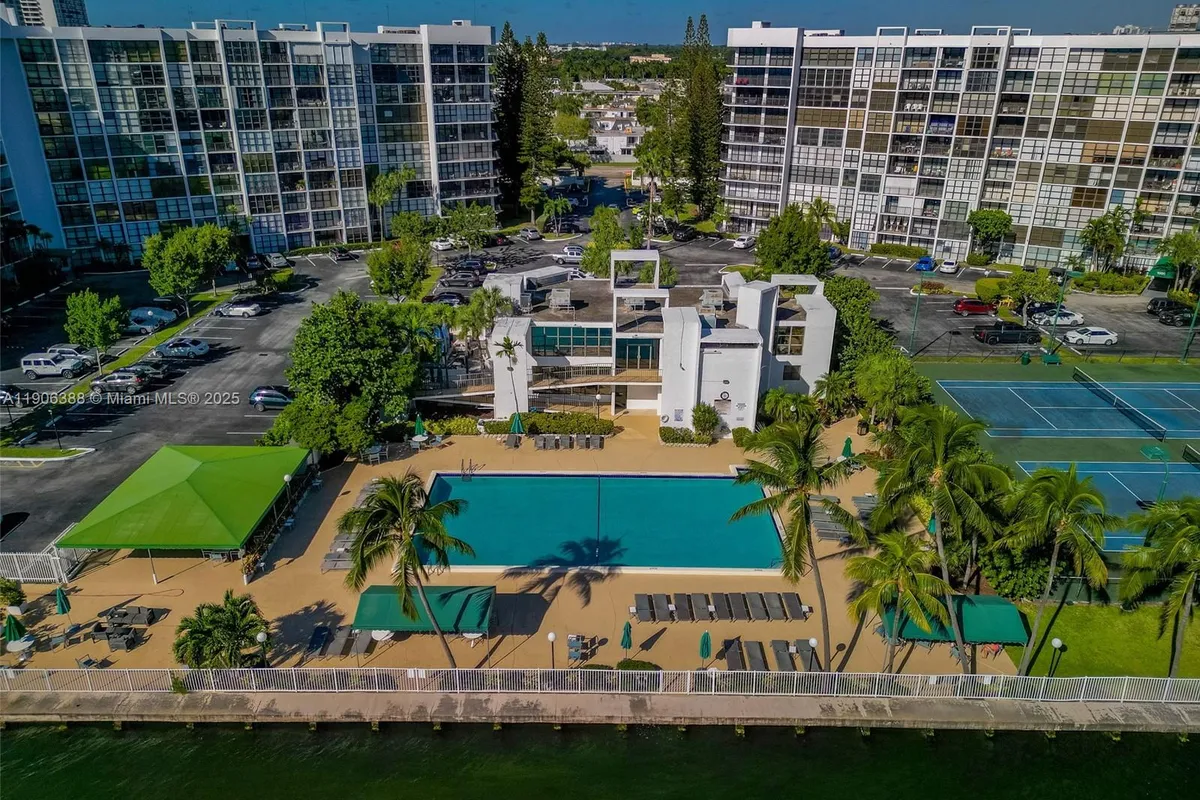 800 Parkview Dr # 302, Hallandale Beach FL 33009