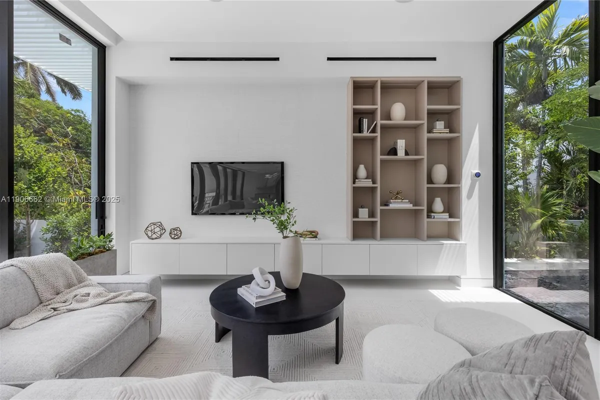 4504 Sheridan Ave, Miami Beach FL 33140