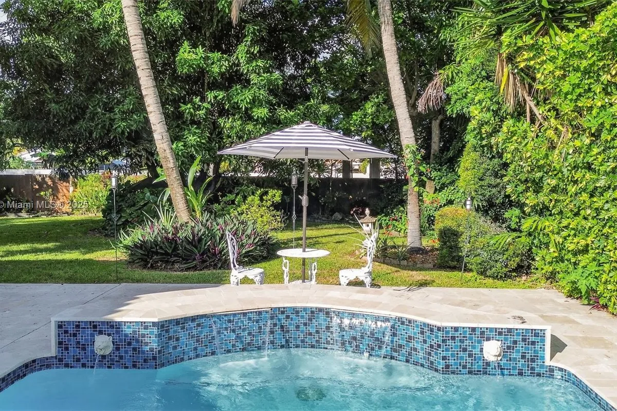 15010 Dunbarton Pl, Miami Lakes FL 33016