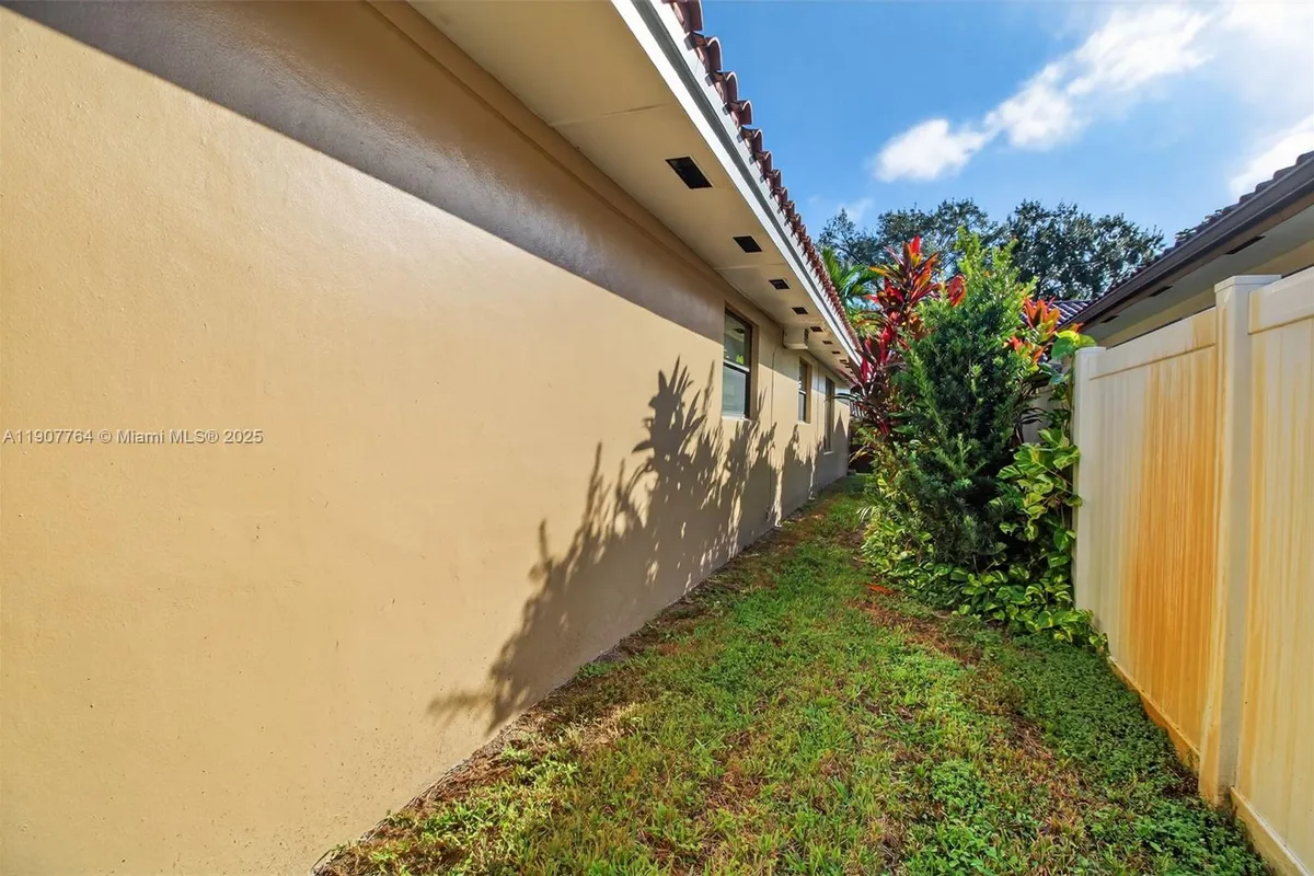 15010 Dunbarton Pl, Miami Lakes FL 33016