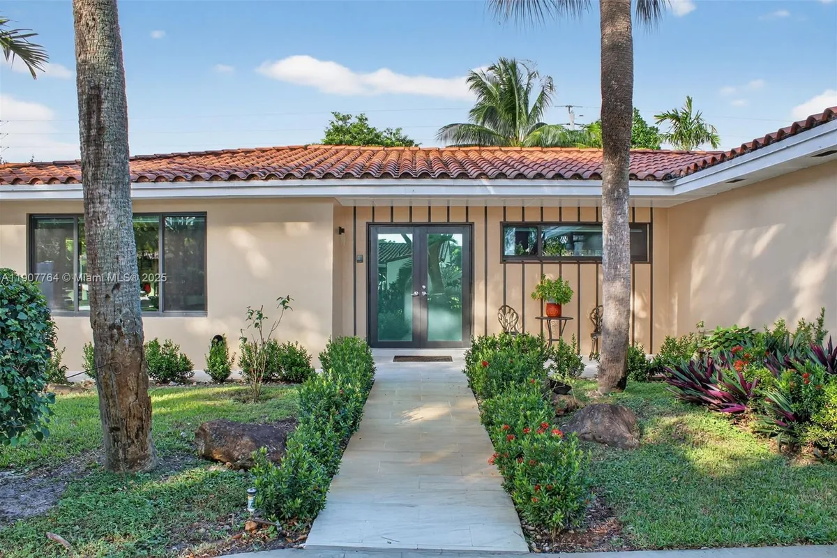 15010 Dunbarton Pl, Miami Lakes FL 33016