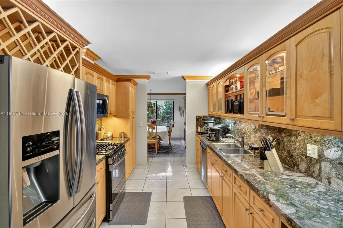 15010 Dunbarton Pl, Miami Lakes FL 33016