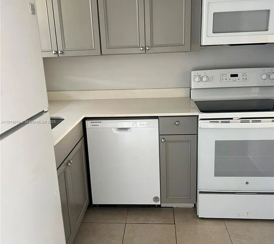 8400 Sunrise Lakes Blvd # 106, Sunrise FL 33322