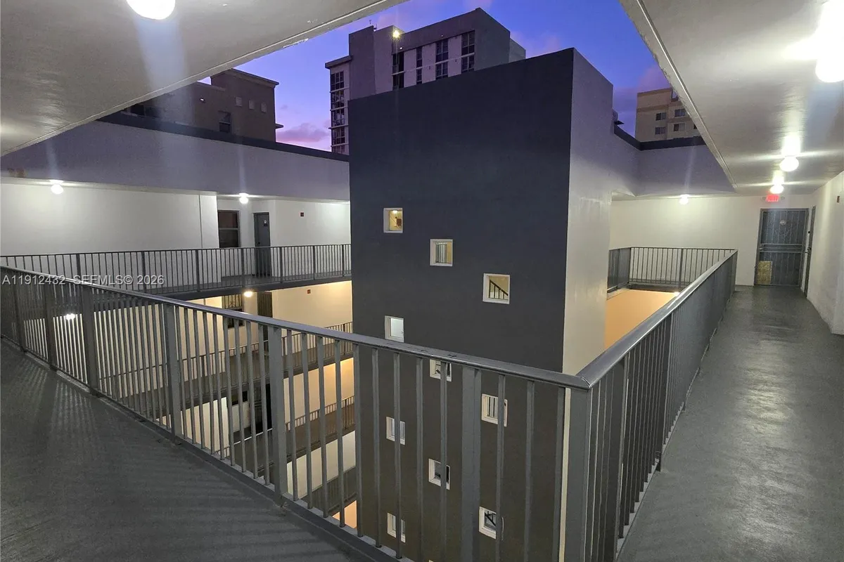 546 SW 1st ST # 612, Miami FL 33130