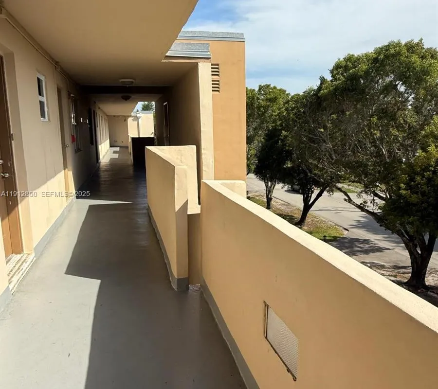 1401 NE 191st St # D409, Miami FL 33179