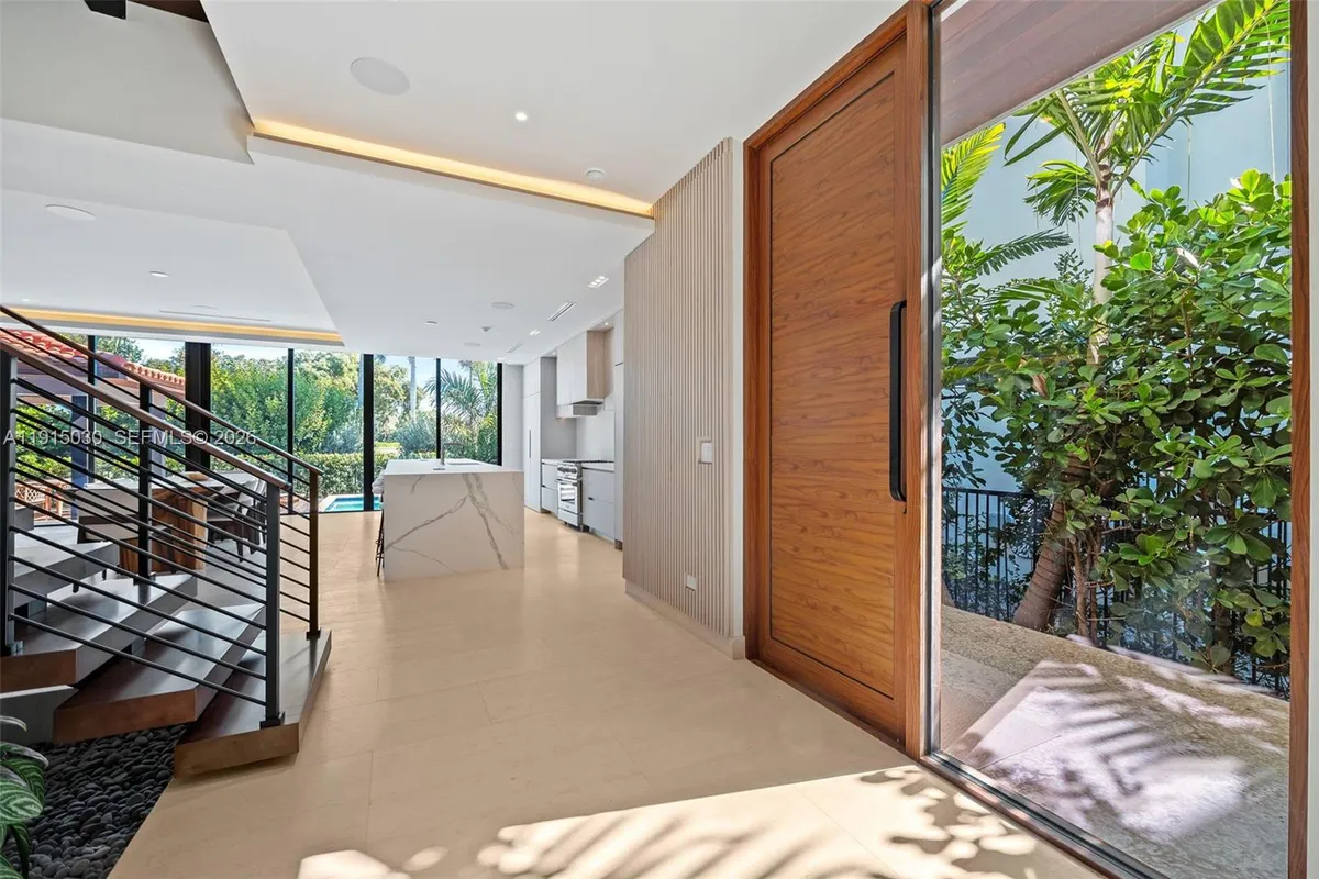 5831 Alton Rd, Miami Beach FL 33140