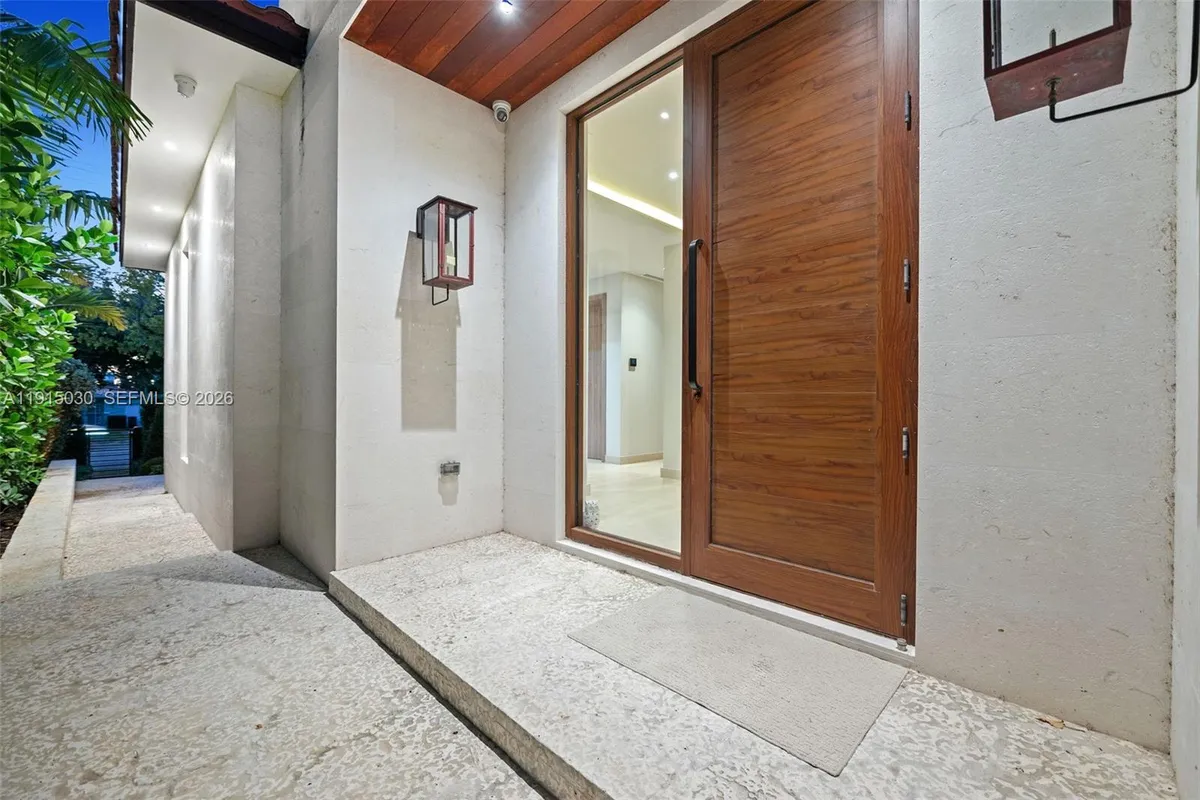 5831 Alton Rd, Miami Beach FL 33140