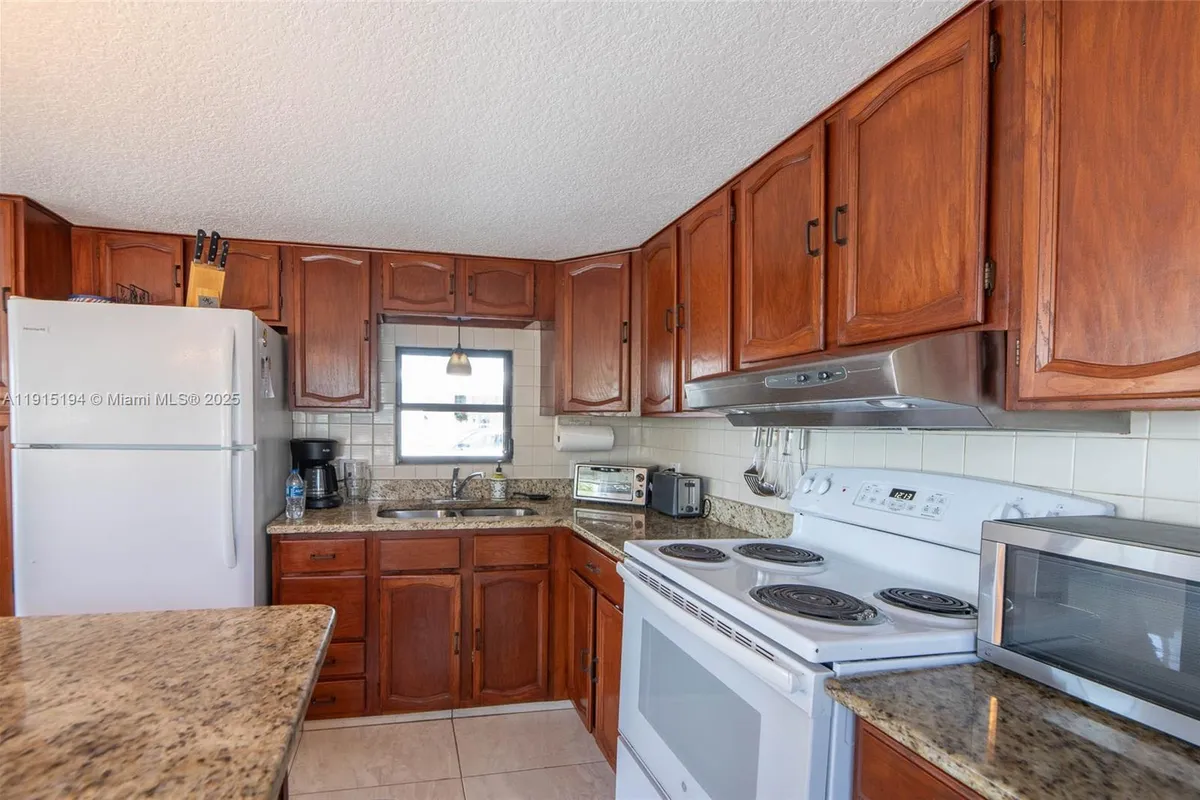 112 Lake Shore Dr, Pembroke Park FL 33009