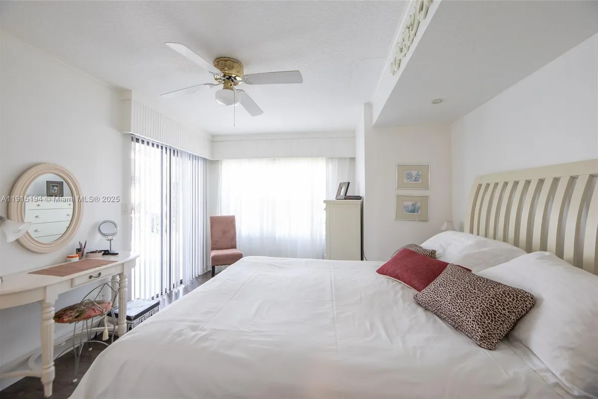 112 Lake Shore Dr, Pembroke Park FL 33009