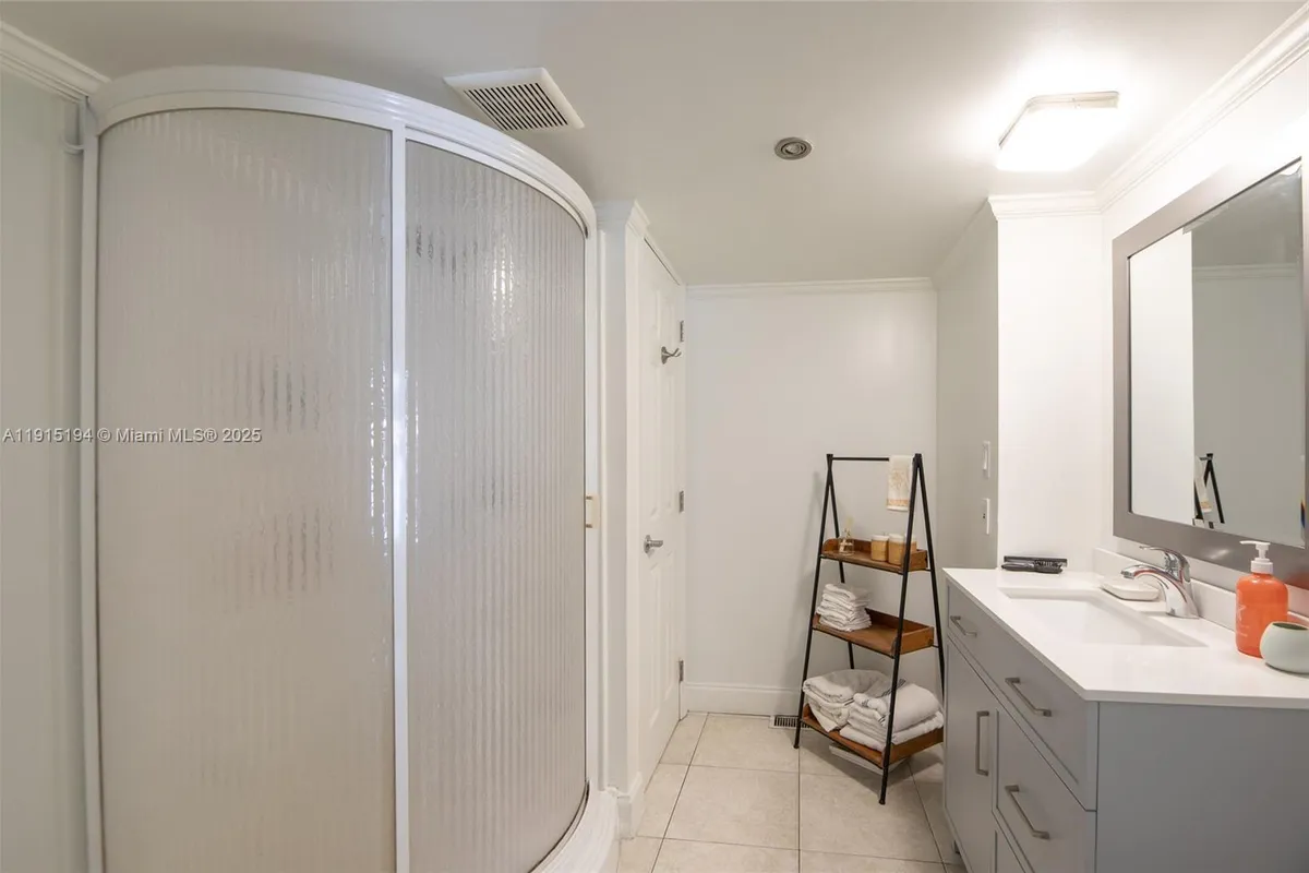 112 Lake Shore Dr, Pembroke Park FL 33009