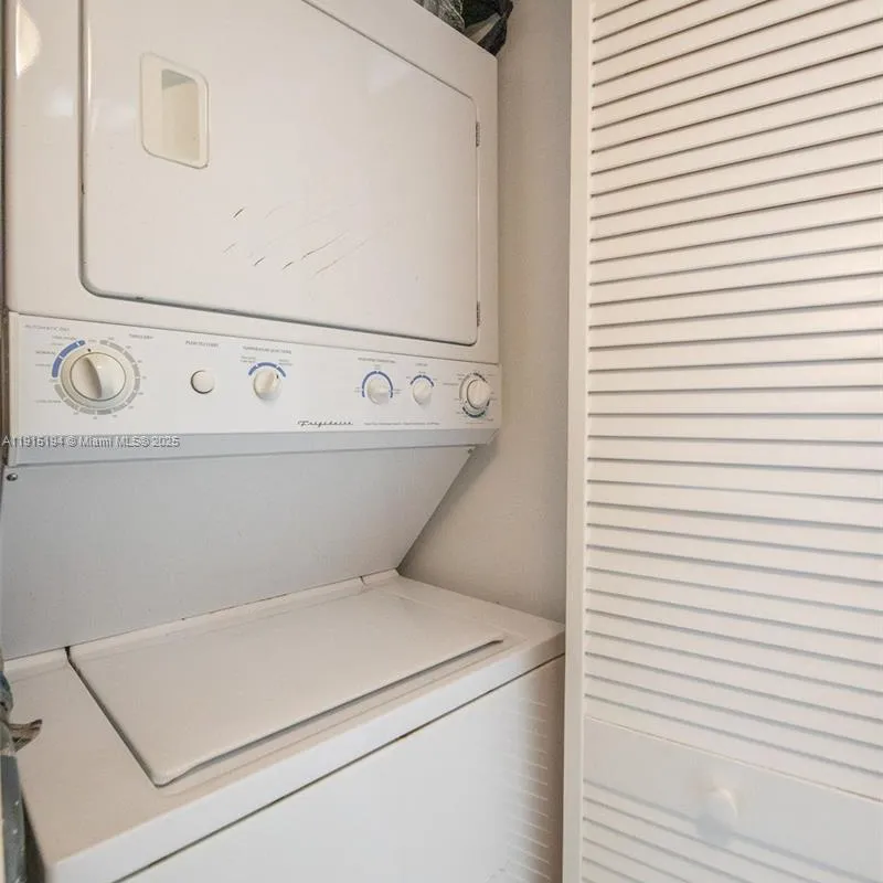 112 Lake Shore Dr, Pembroke Park FL 33009