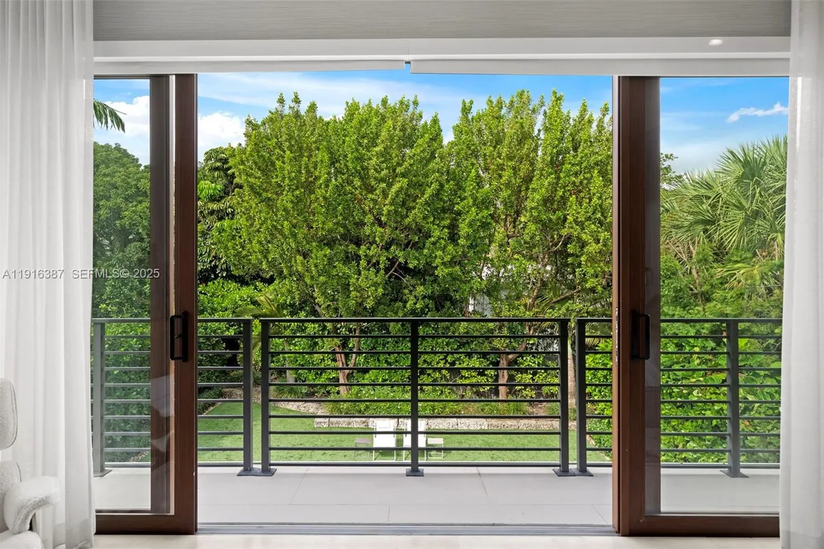 1621 S Bayshore Dr, Miami FL 33133