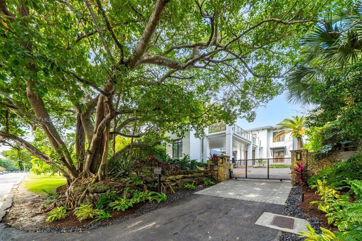 1621 S Bayshore Dr, Miami FL 33133