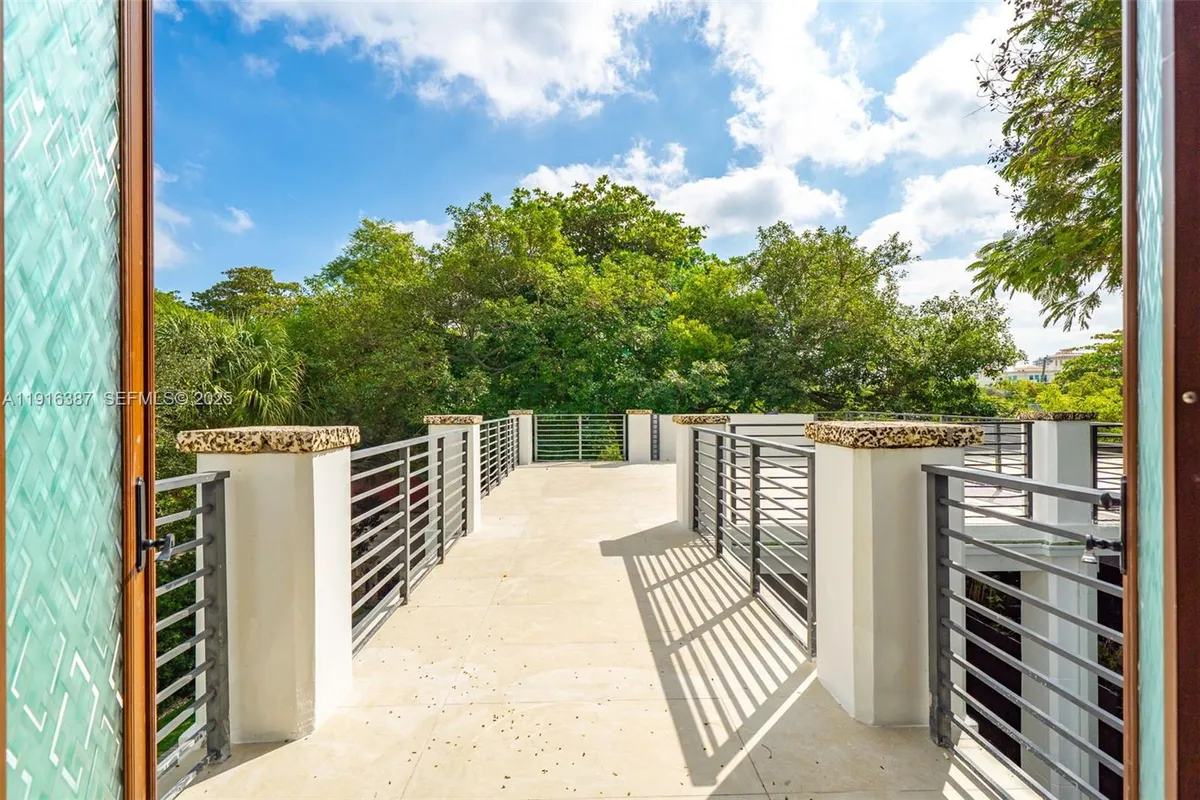 1621 S Bayshore Dr, Miami FL 33133