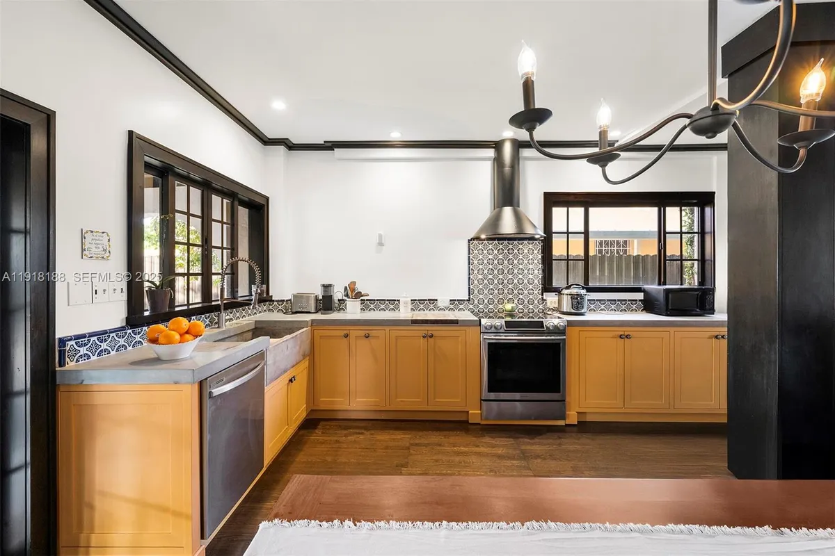 1650 SW 16th St, Miami FL 33145