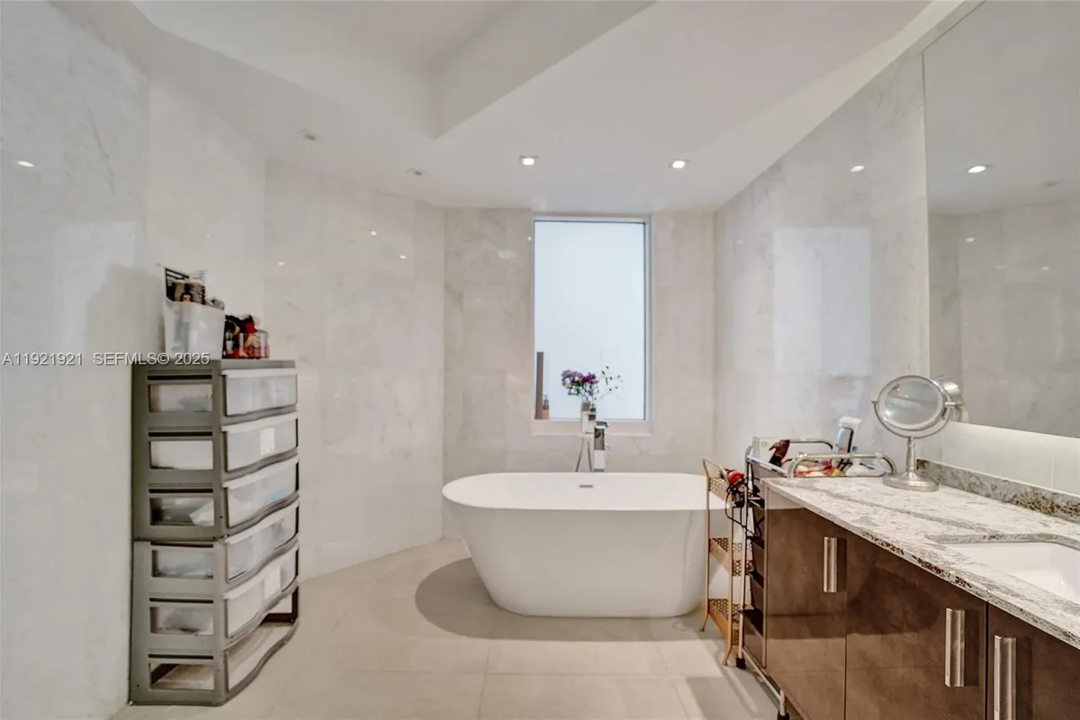 21200 Point Place # 403, Aventura FL 33180