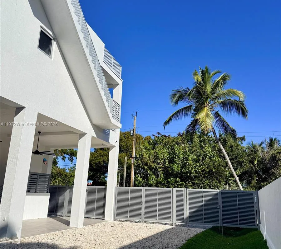 365 Buttonwood Shores Dr, Key Largo FL 33037