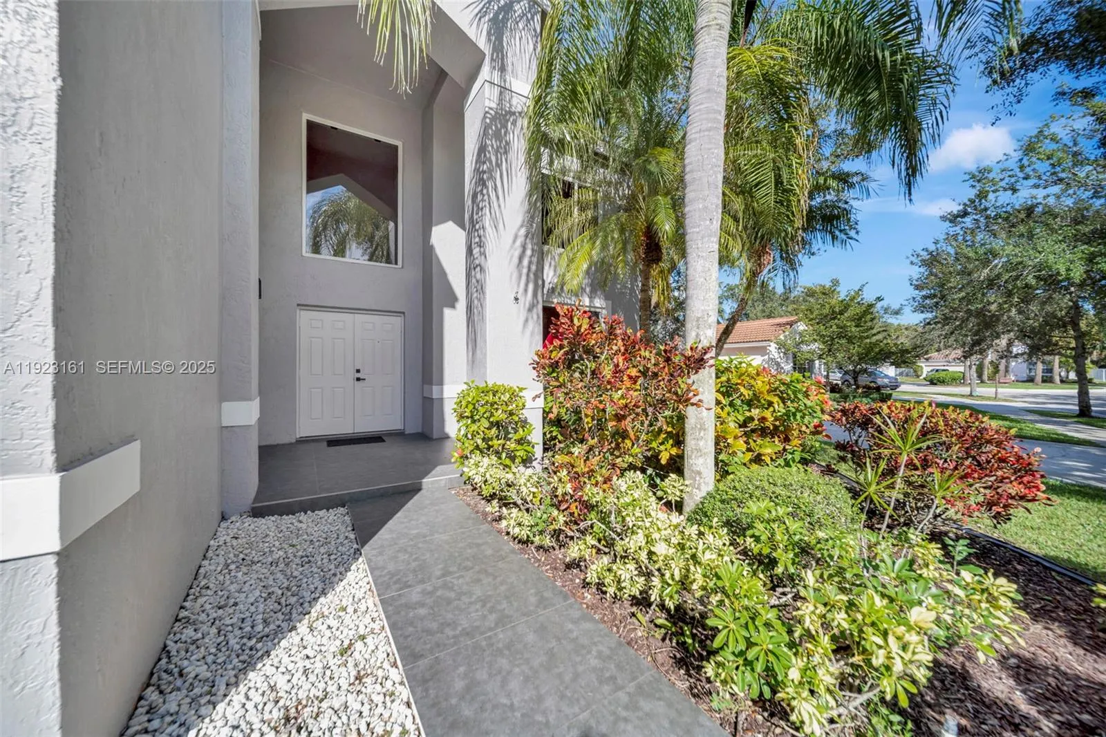 322 Lake Crest Ct, Weston FL 33326