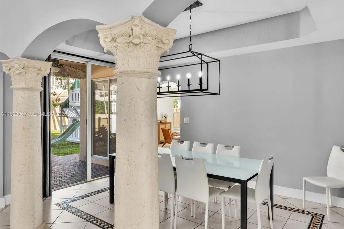 8123 NW 161st Ter, Miami Lakes FL 33016