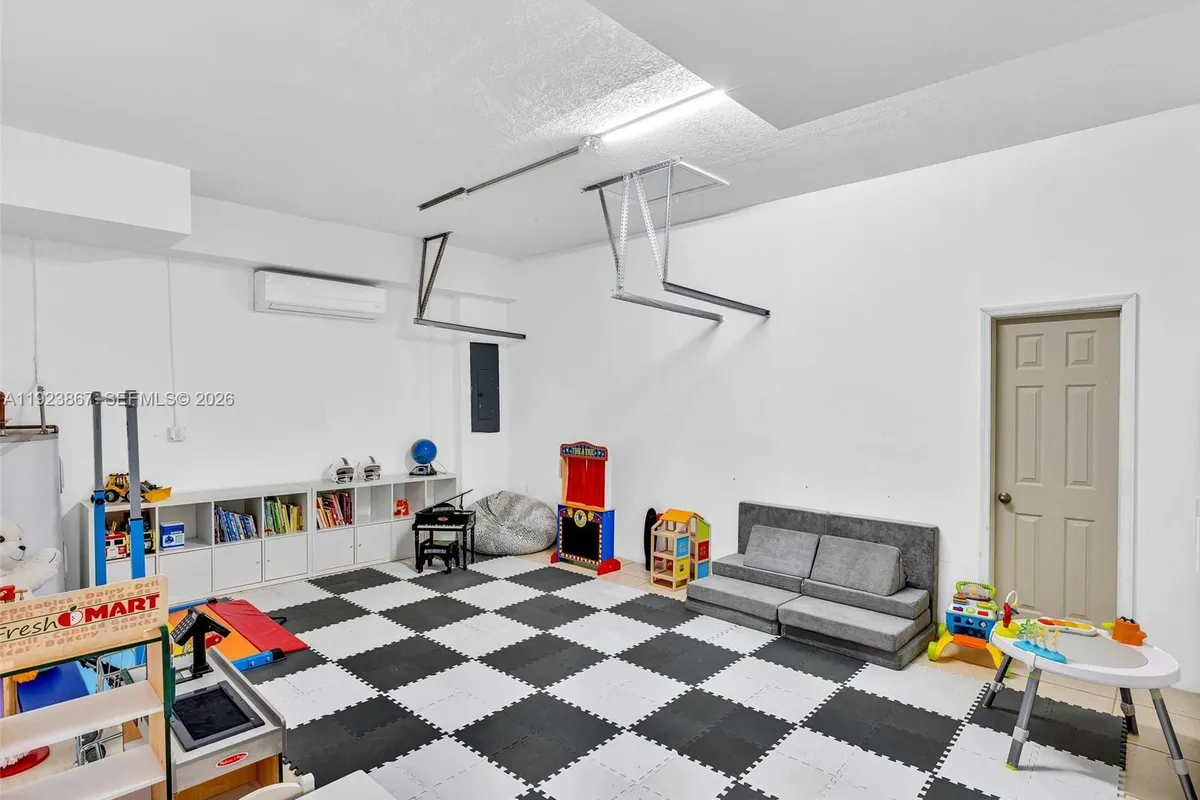 8123 NW 161st Ter, Miami Lakes FL 33016