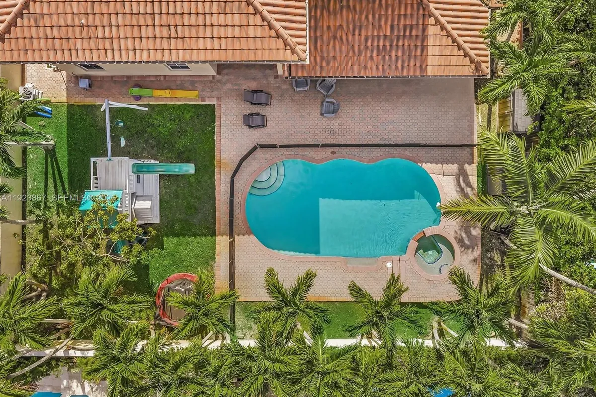 8123 NW 161st Ter, Miami Lakes FL 33016