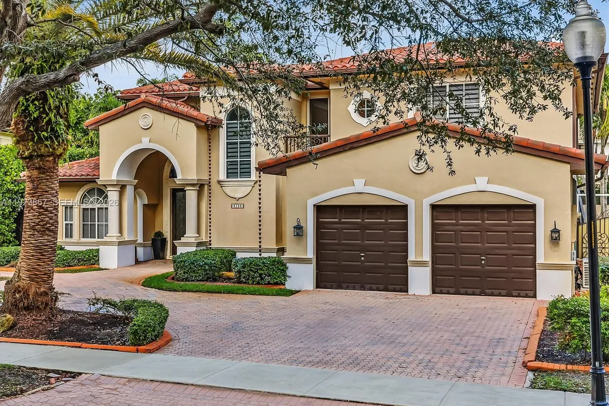 8123 NW 161st Ter, Miami Lakes FL 33016