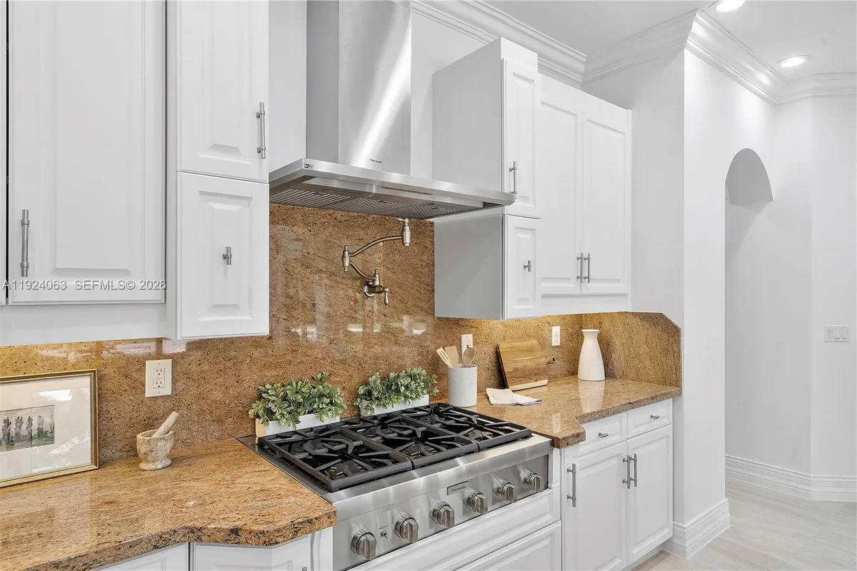 11930 NW 8th St, Plantation FL 33325