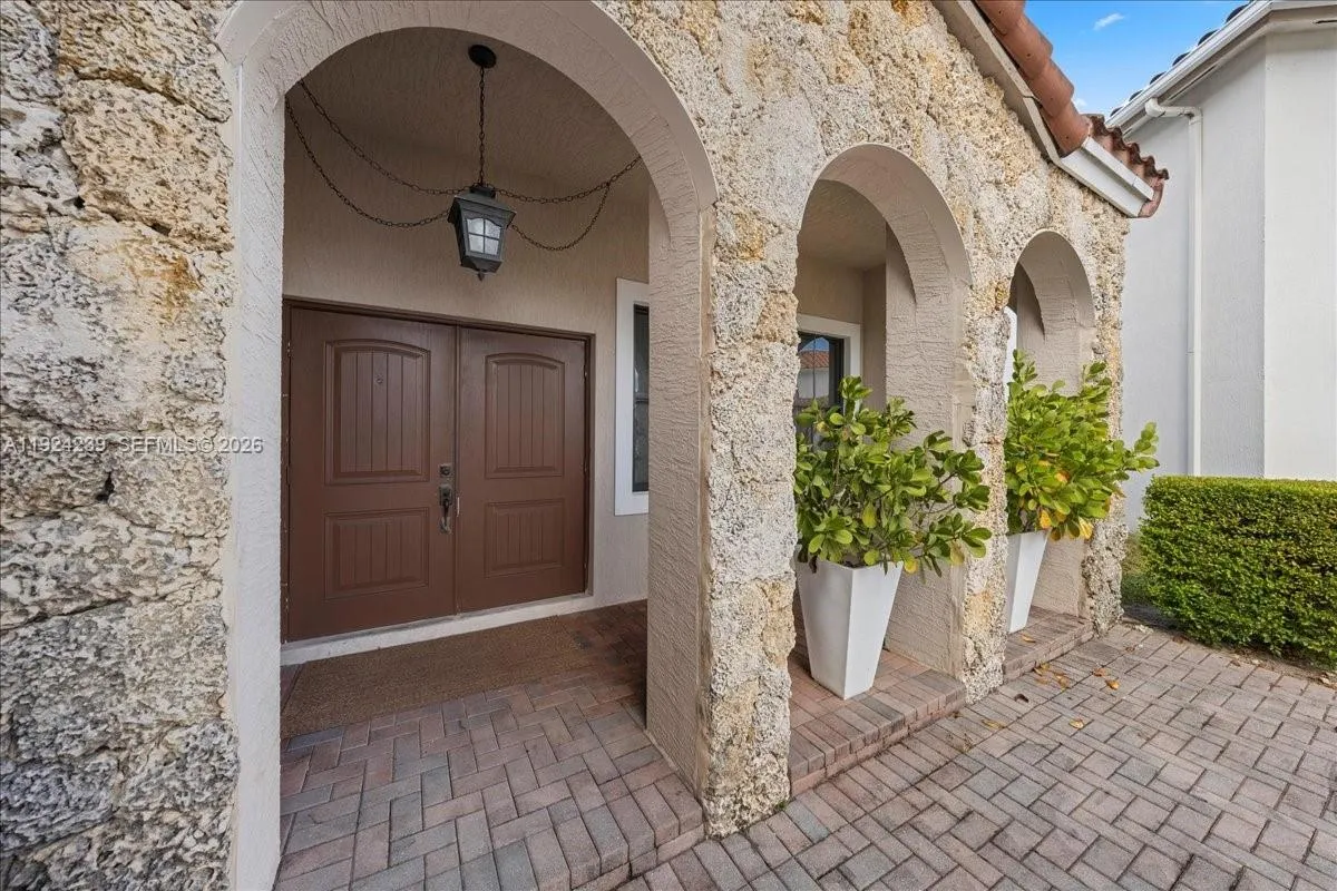 984 NW 104th Ave, Miami FL 33172