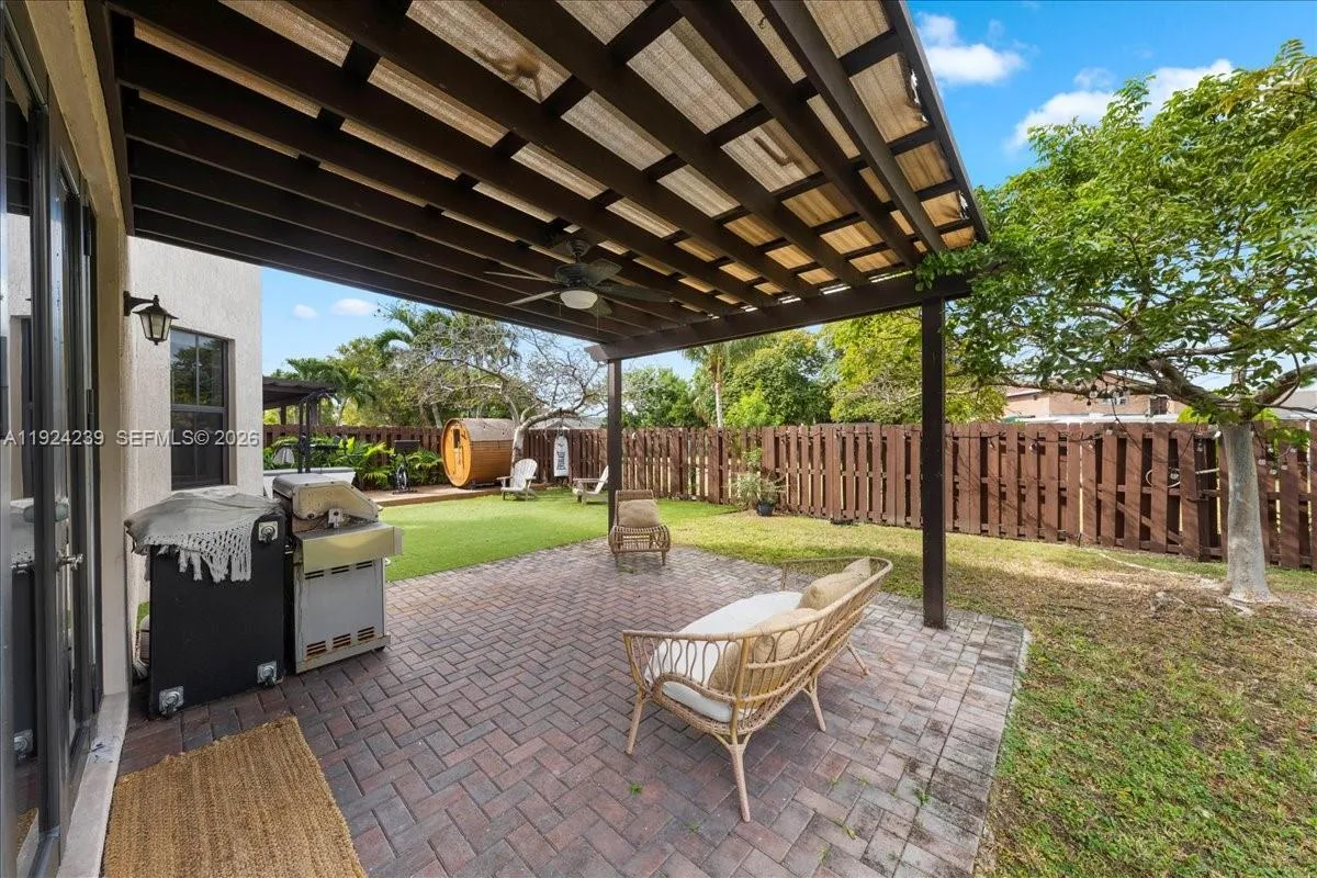 984 NW 104th Ave, Miami FL 33172