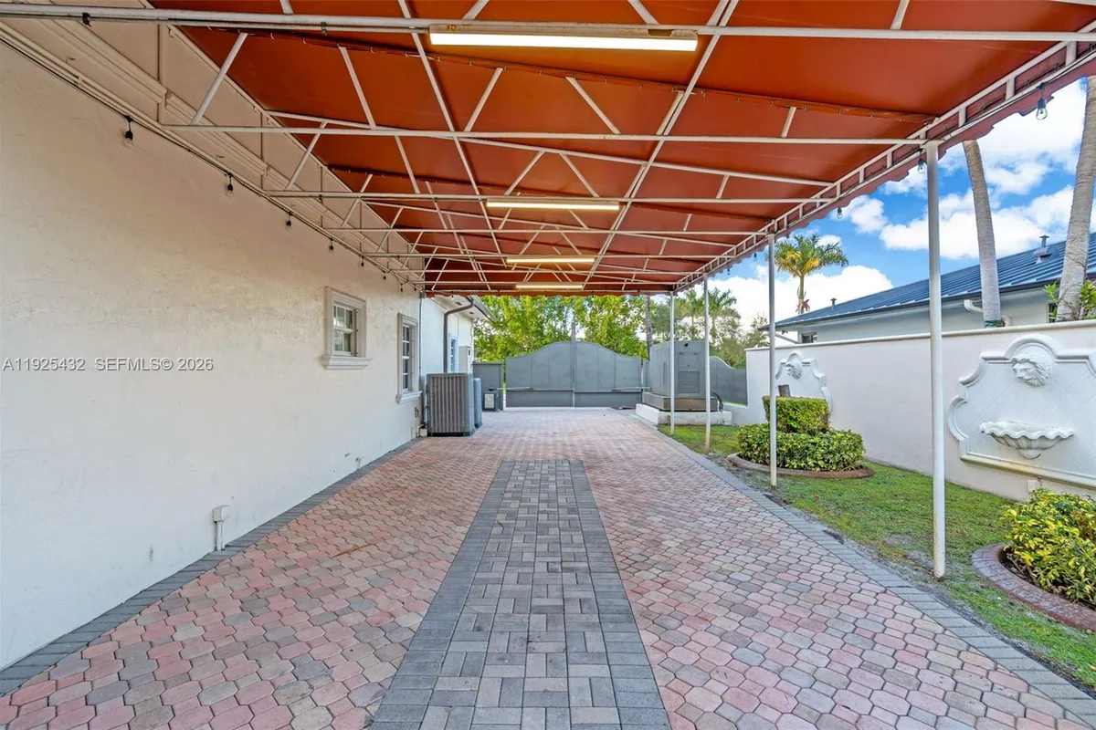 10298 NW 130th St, Hialeah Gardens FL 33018