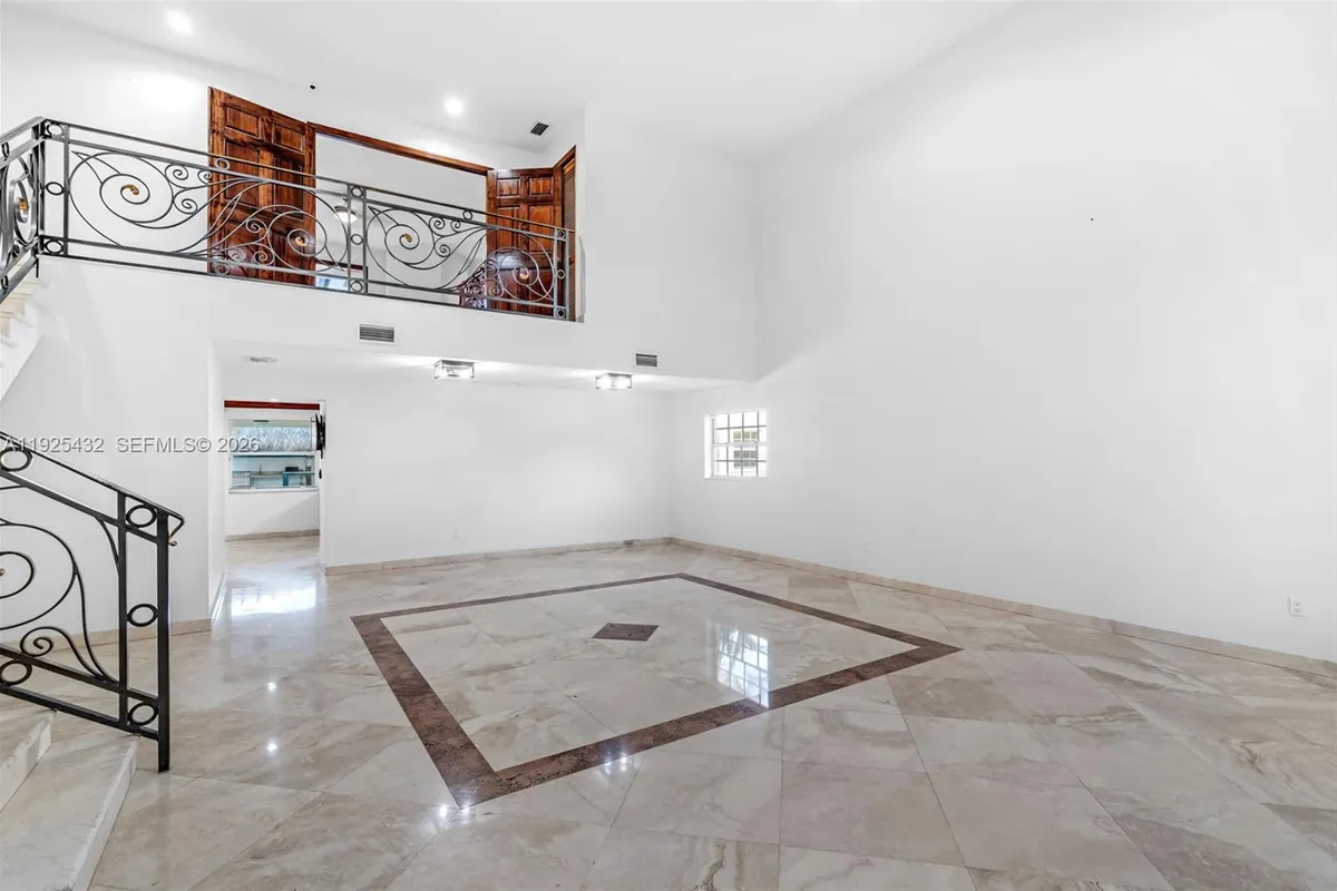 10298 NW 130th St, Hialeah Gardens FL 33018