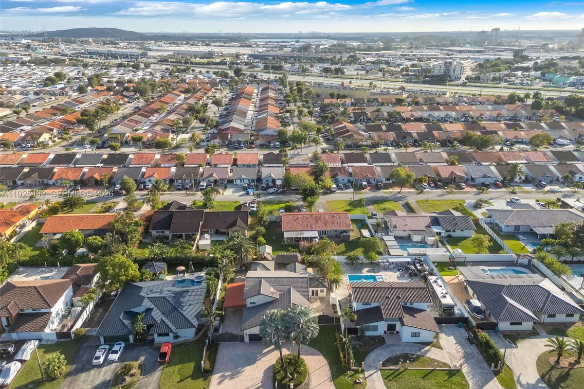 10298 NW 130th St, Hialeah Gardens FL 33018