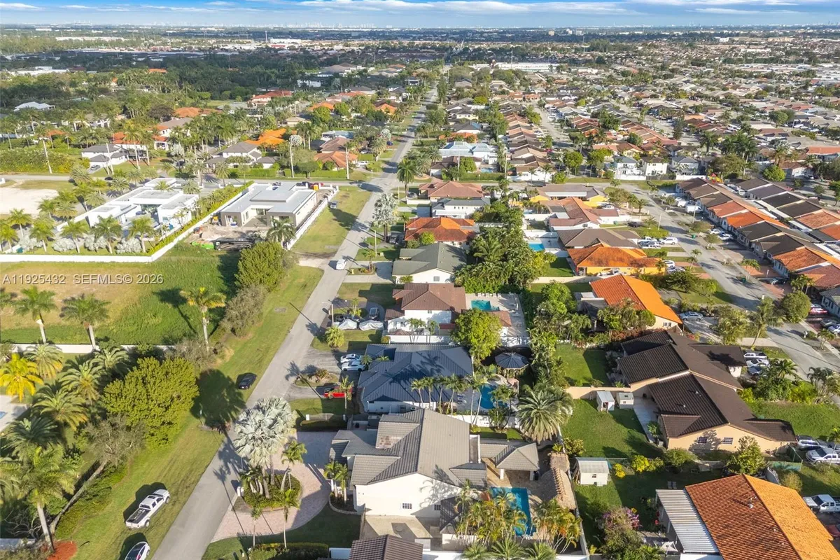 10298 NW 130th St, Hialeah Gardens FL 33018