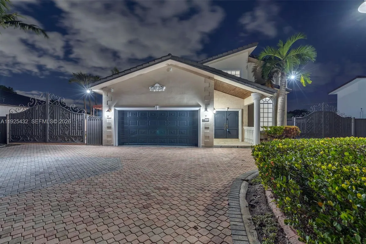 10298 NW 130th St, Hialeah Gardens FL 33018