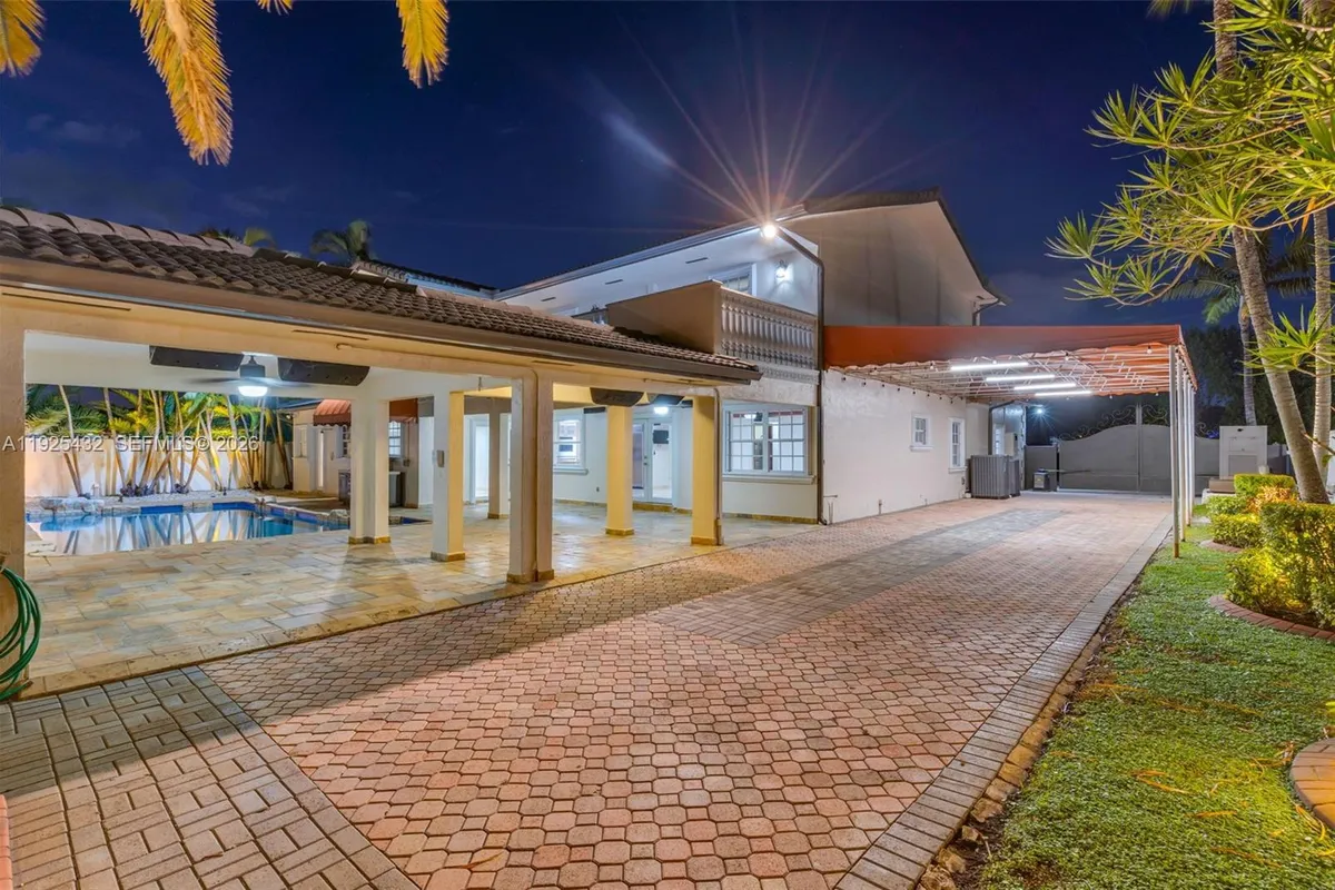 10298 NW 130th St, Hialeah Gardens FL 33018