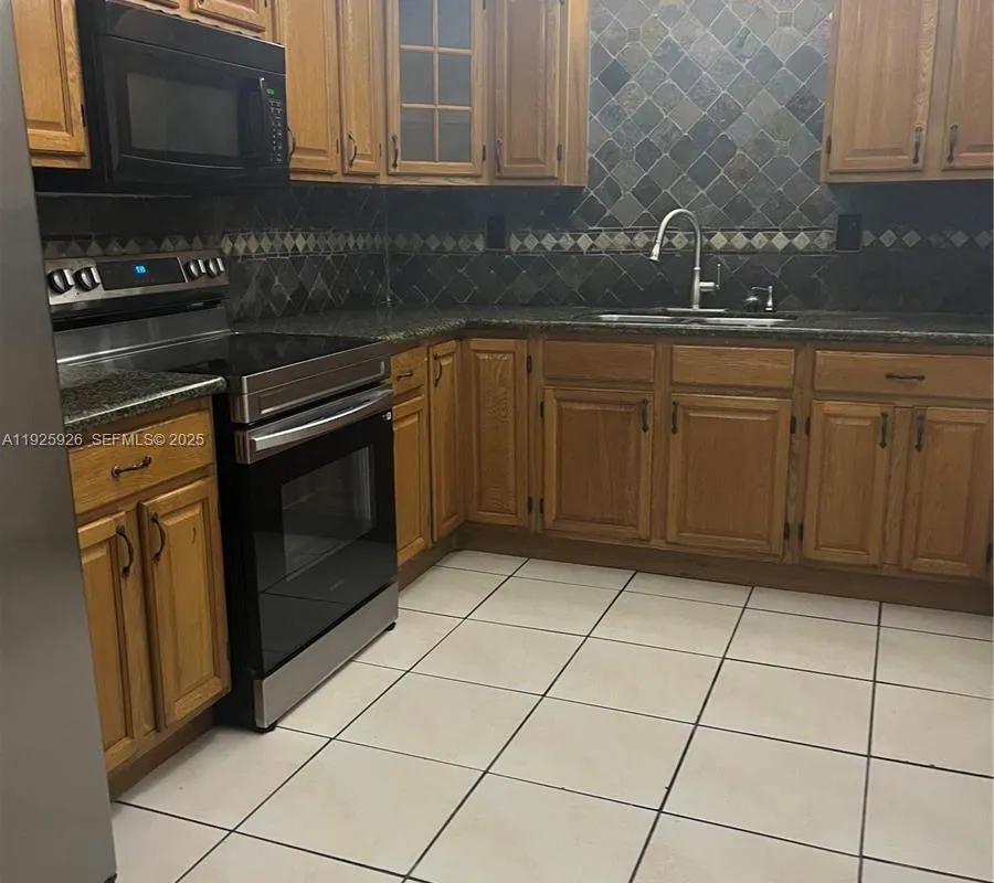 10000 nw 80 ct # 2301, Hialeah Gardens FL 3301