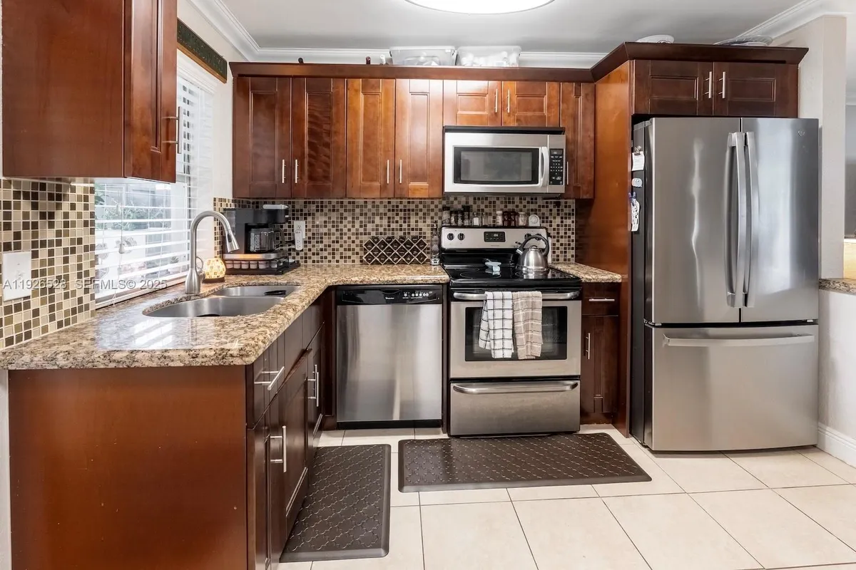 7002 NW 95th Ave, Tamarac FL 33321