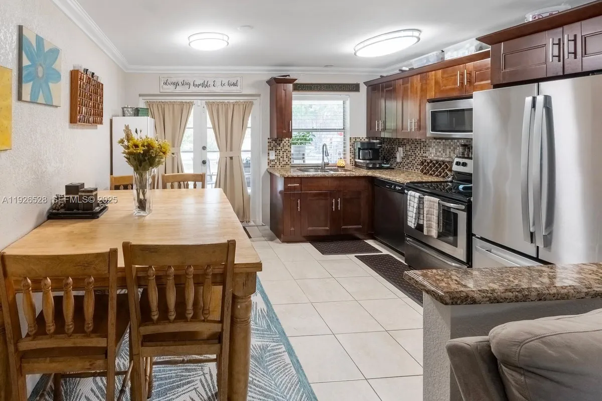 7002 NW 95th Ave, Tamarac FL 33321