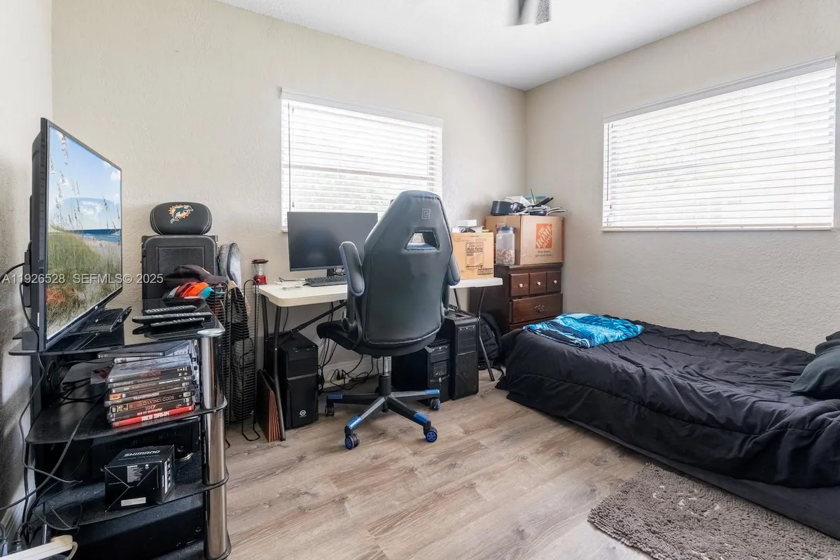 7002 NW 95th Ave, Tamarac FL 33321