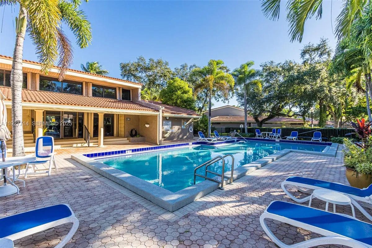 500 Bonnie Brae Way # 17, Hollywood FL 33021