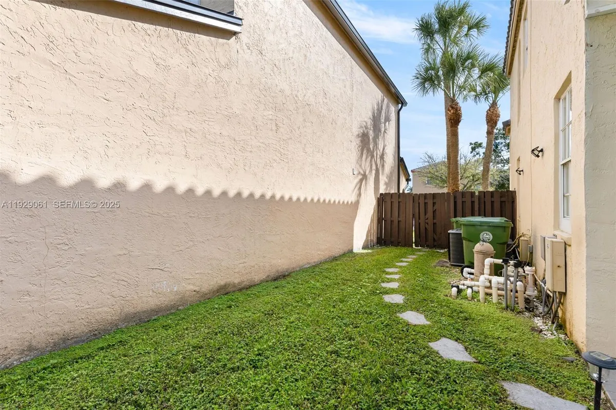 574 NW 159th Ave, Pembroke Pines FL 33028