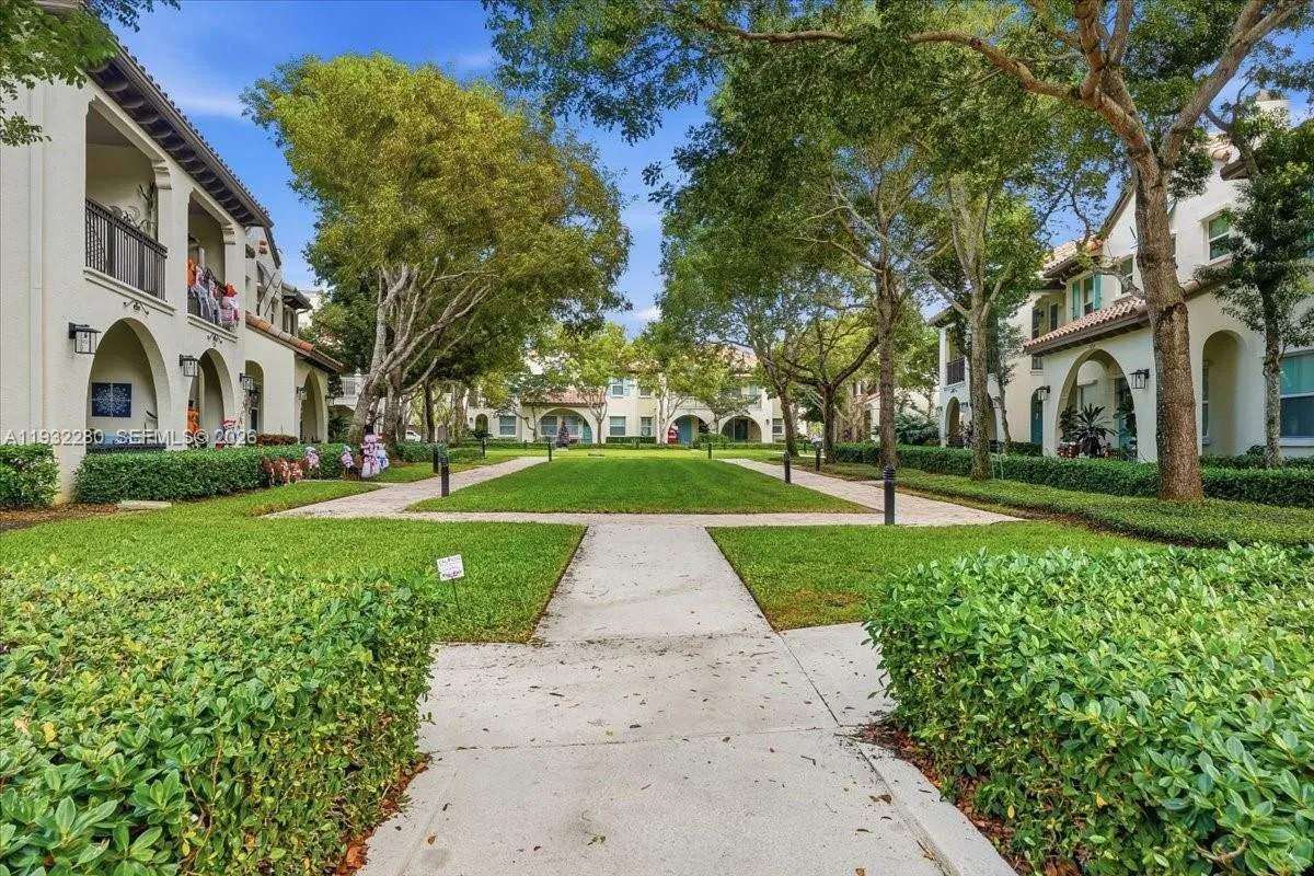 4126 Cascada Cir, Cooper City FL 33024