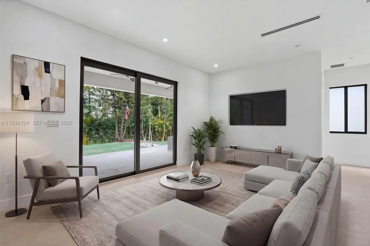 7222 SW 52nd Ct, Miami FL 33143